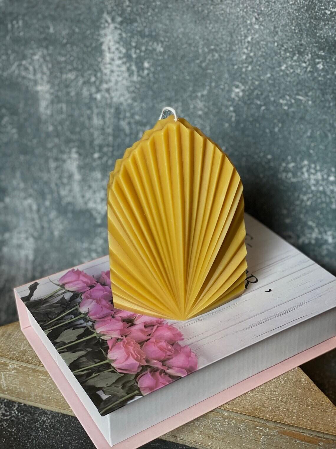 Minimalist Palm Leaf Candle-1
